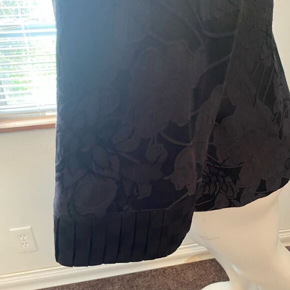Chico’s Black Jacquard 3/4 sleeves Clasp closure blazer, size 2/12 - Picture 2 of 5
